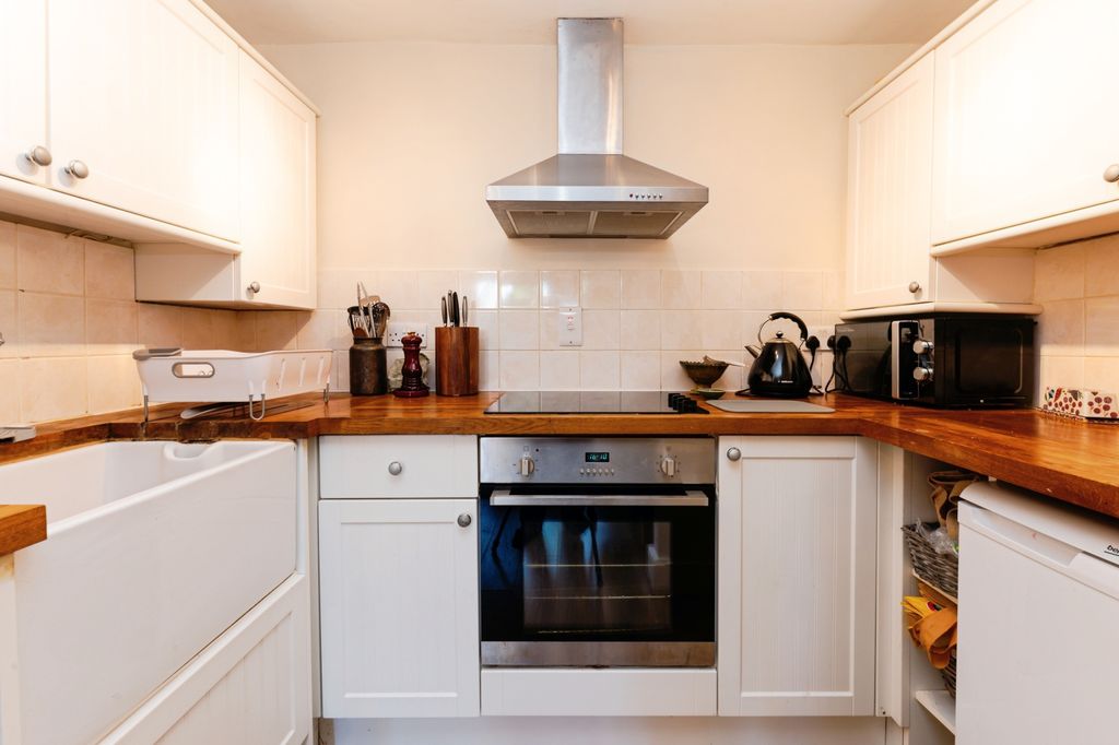 Property photo 1 of 9 Kitchen