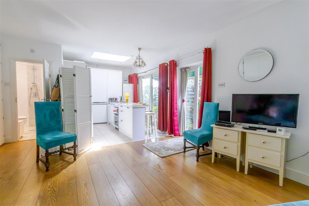 Property photo 3 of 37 Annexe Living 2.Jpg
