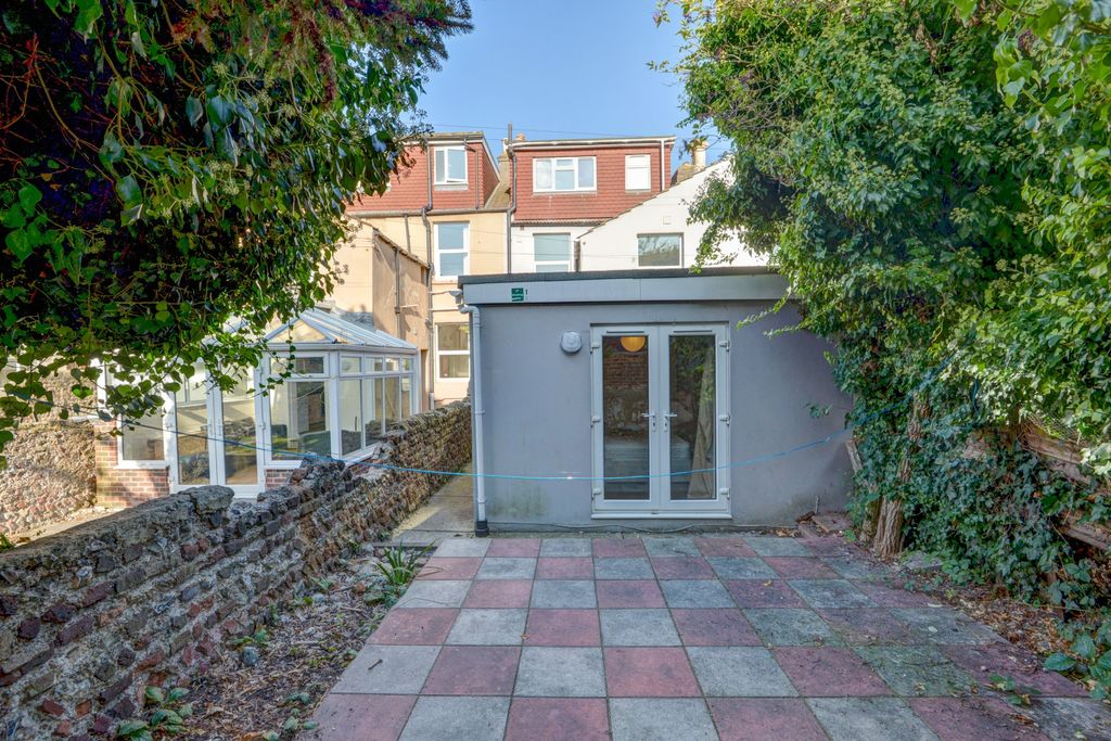 Property photo 2 of 25 Private Paved Garden With Direct Access To A Groun...