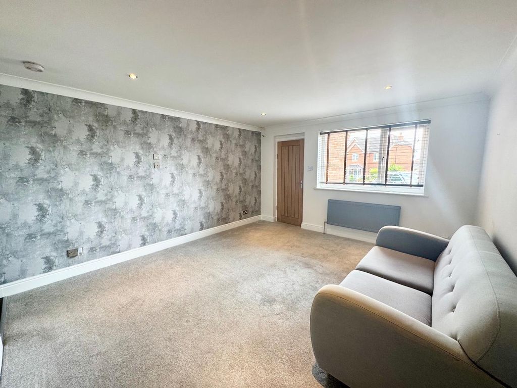 Property photo 3 of 16 Lounge