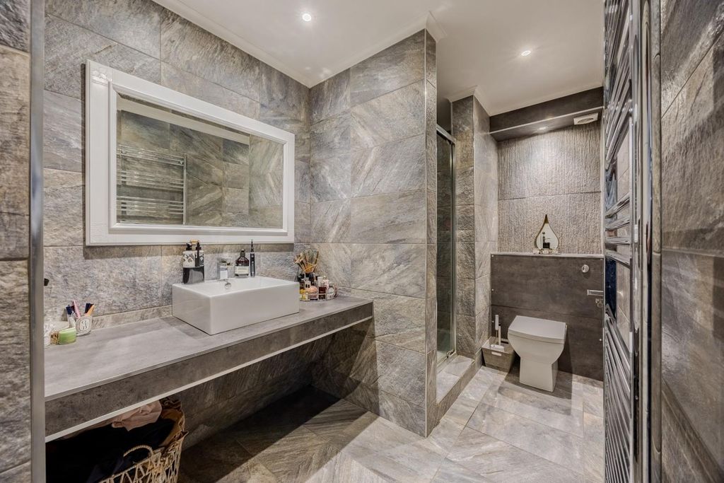 Property photo 3 of 25 Bathroom
