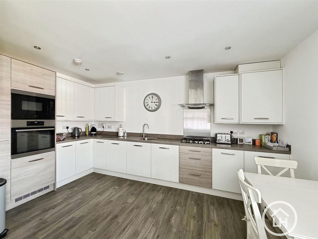 Property photo 3 of 11 Kitchen