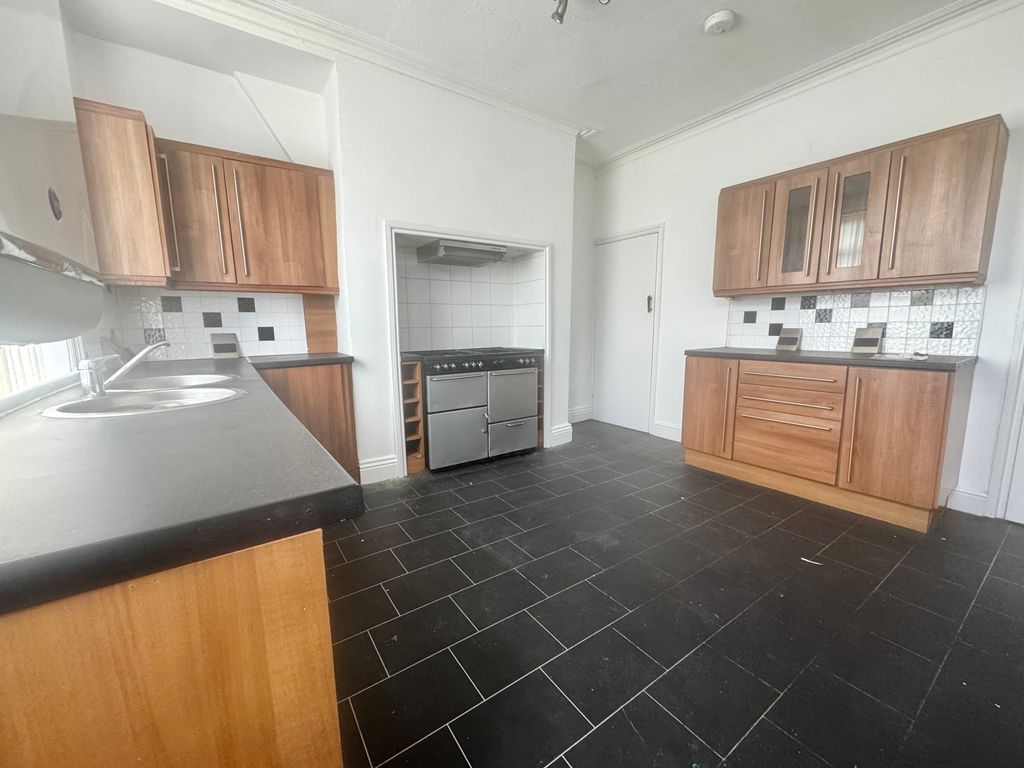 Property photo 3 of 9 Kitchen