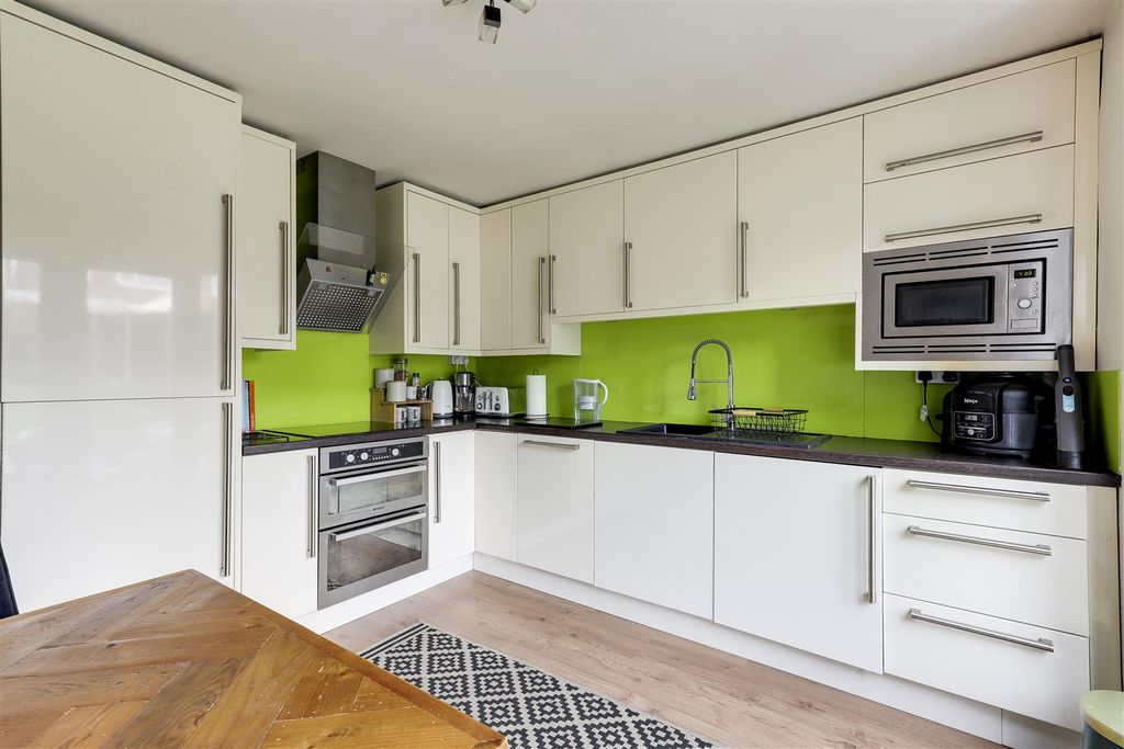 Property photo 3 of 15 584.Jpg