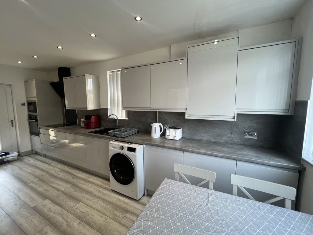 Property photo 3 of 9 Kitchen