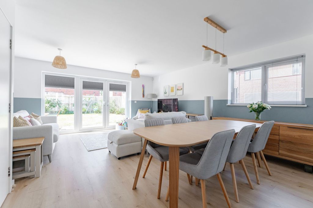 Property photo 2 of 23