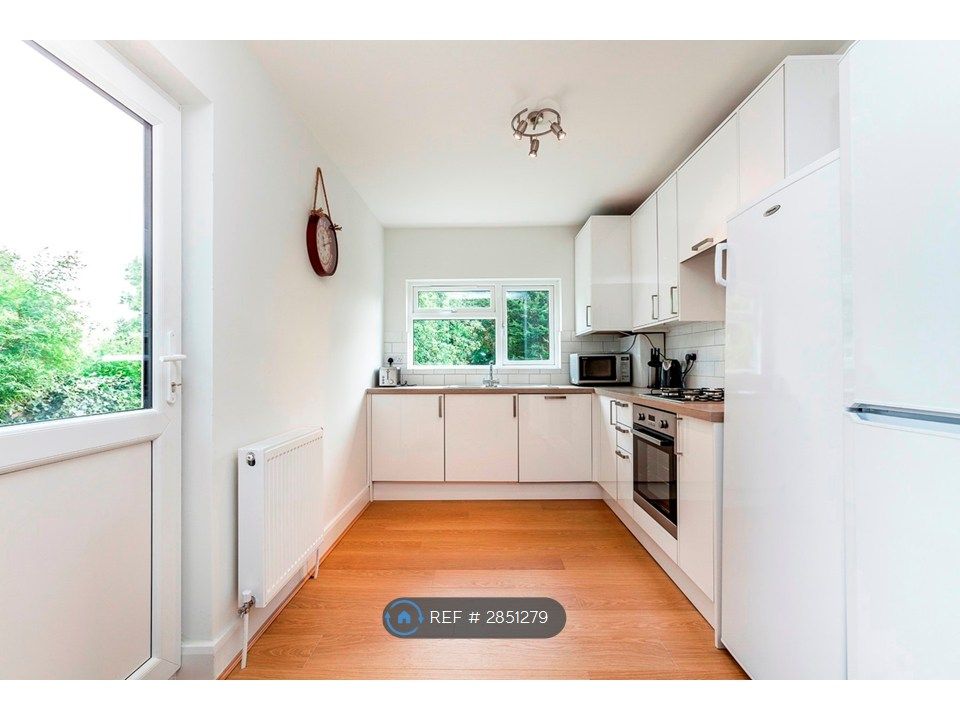 Property photo 3 of 11 Kitchen