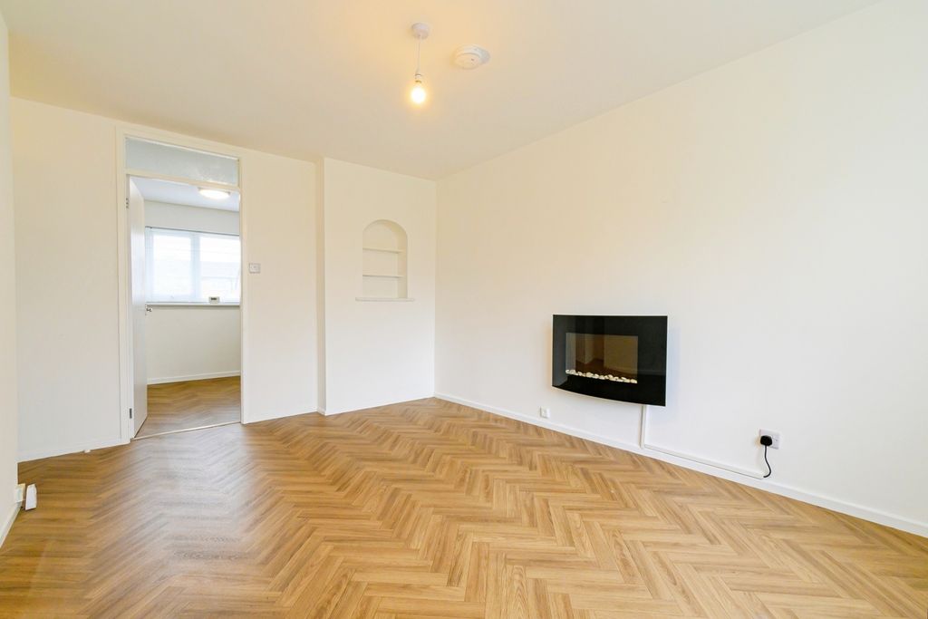 Property photo 3 of 17 Living Room