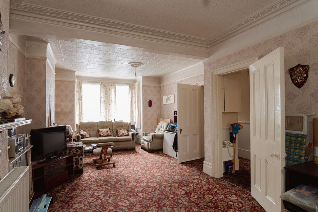 Property photo 2 of 27