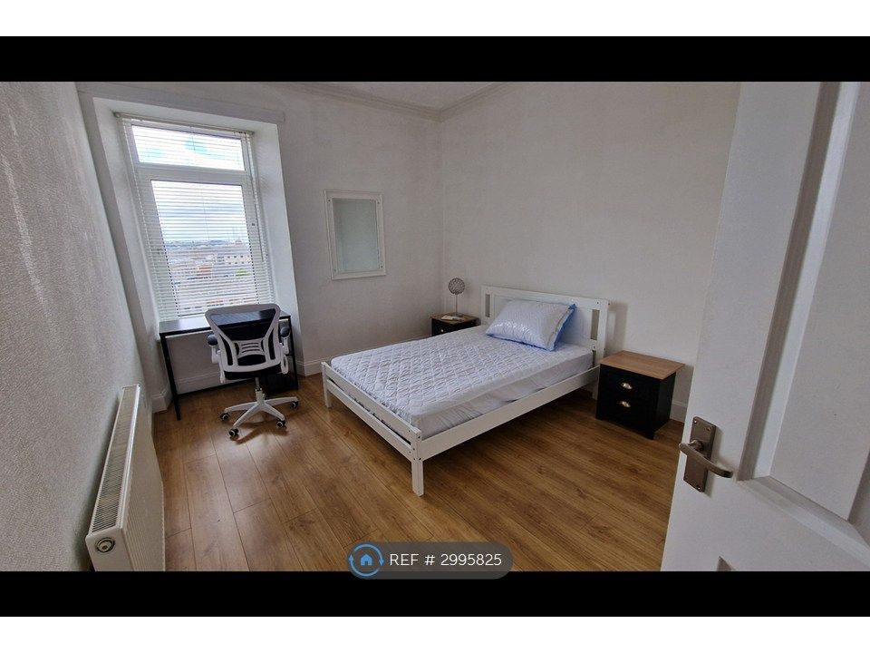 Property photo 3 of 10 Bedroom 1