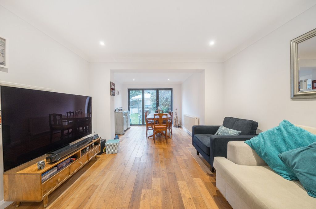 Property photo 3 of 17 1400492-10-697124...