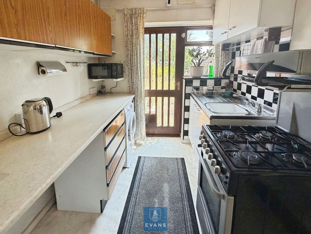 Property photo 3 of 17 Kitchen