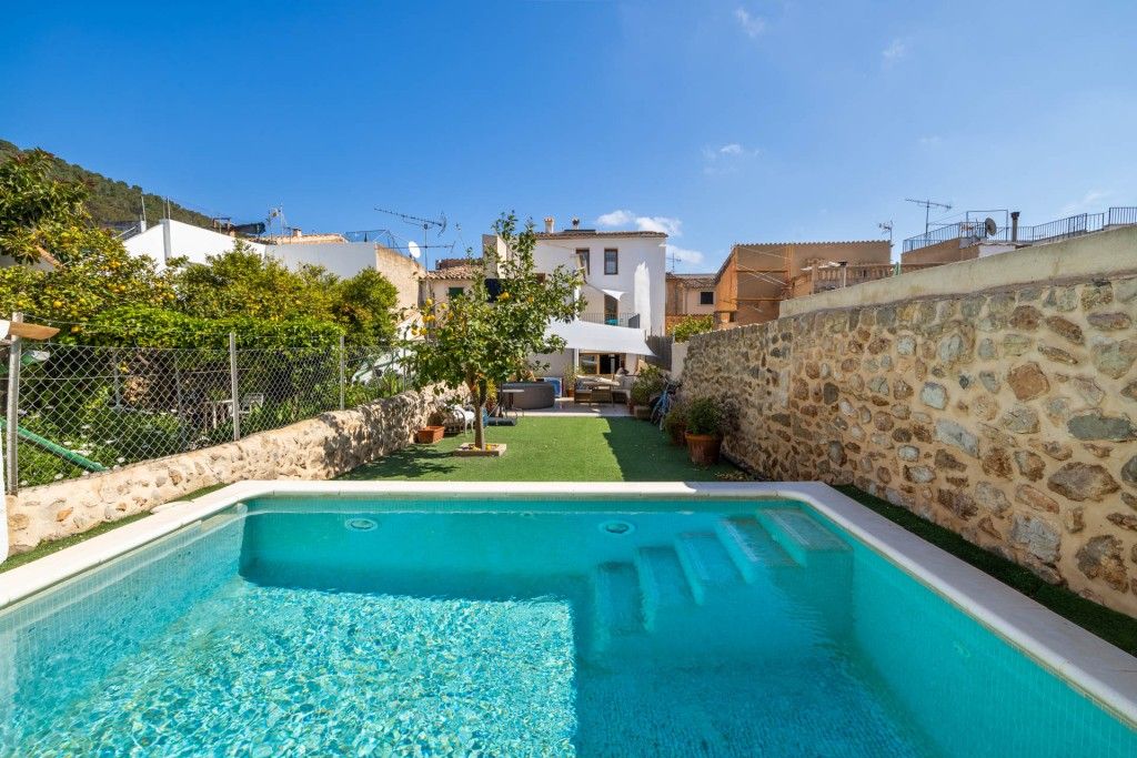 Property photo 2 of 20 Pool And Exterior (2)