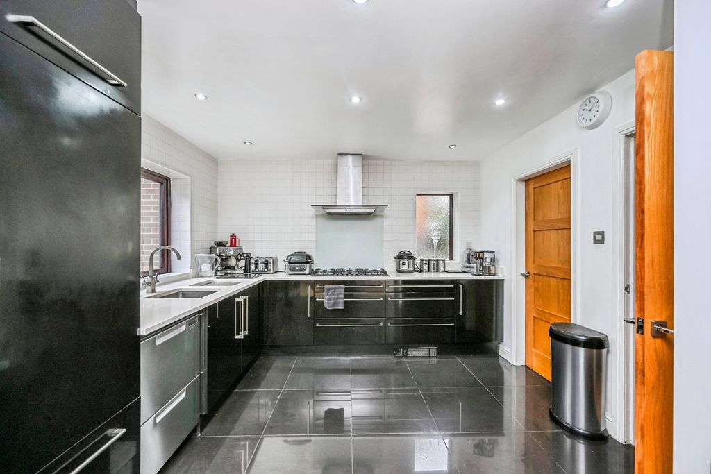 Property photo 2 of 8 Kitchen
