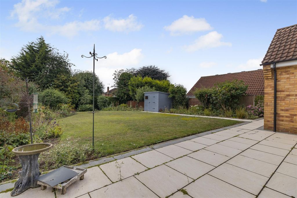 Property photo 3 of 27 8657371-Exterior03.Jpg
