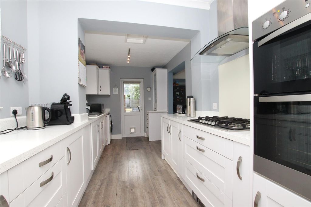 Property photo 3 of 18 Kitchen.Jpg
