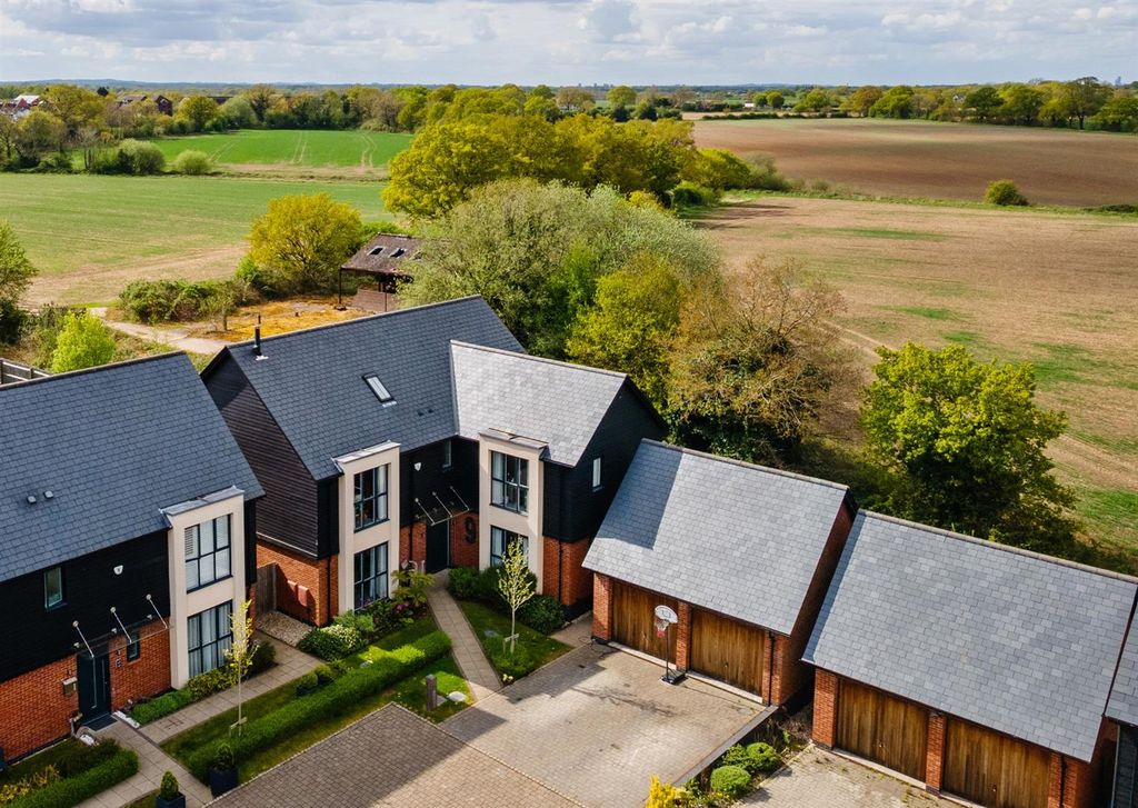 Property photo 2 of 31 9 Aylesbury Court_2 Edit.Jpg