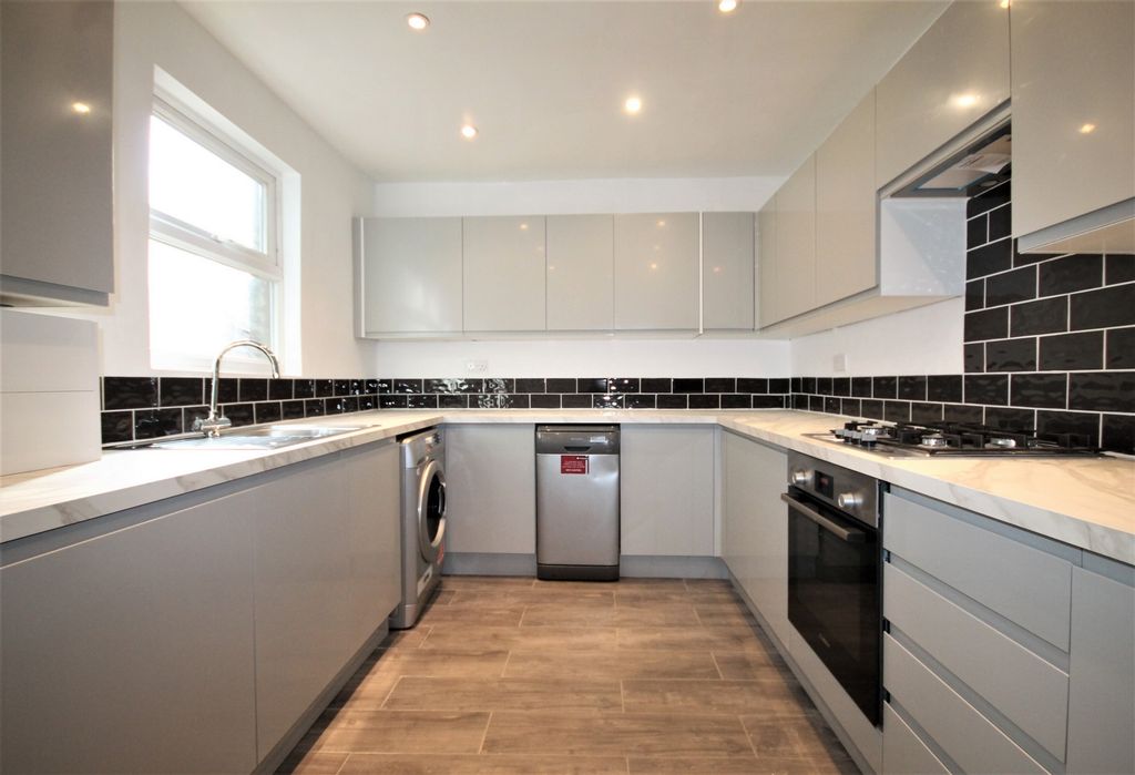 Property photo 1 of 11 Kitchen