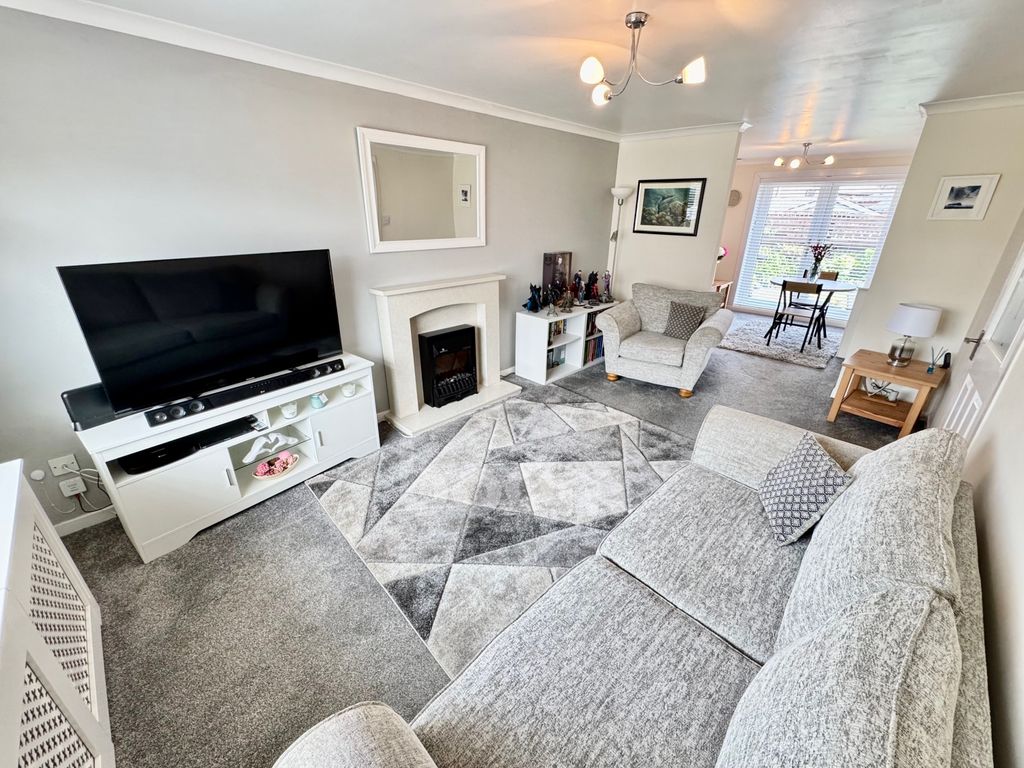 Property photo 2 of 24 Glebe Court, Beith Lounge Pic