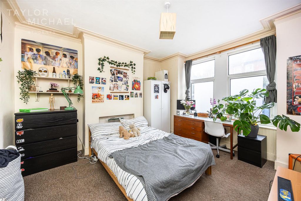 Property photo 3 of 10 Bedroom