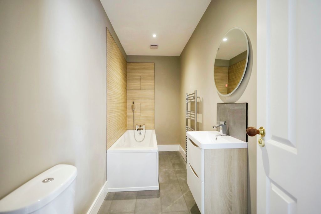 Property photo 3 of 7 Bathroom