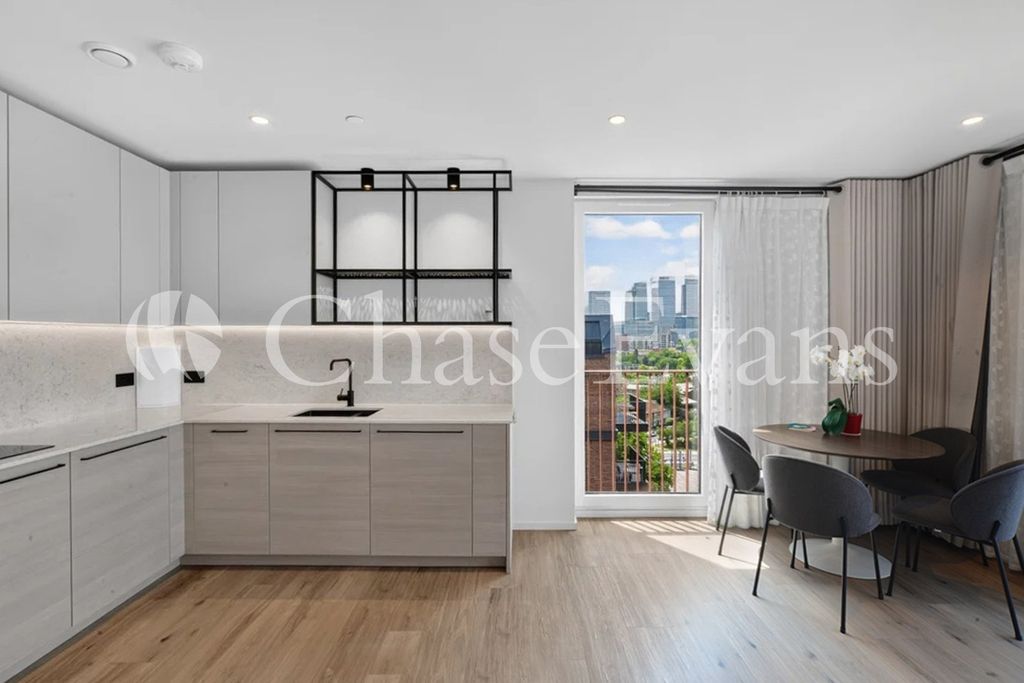 Property photo 1 of 14 Living
