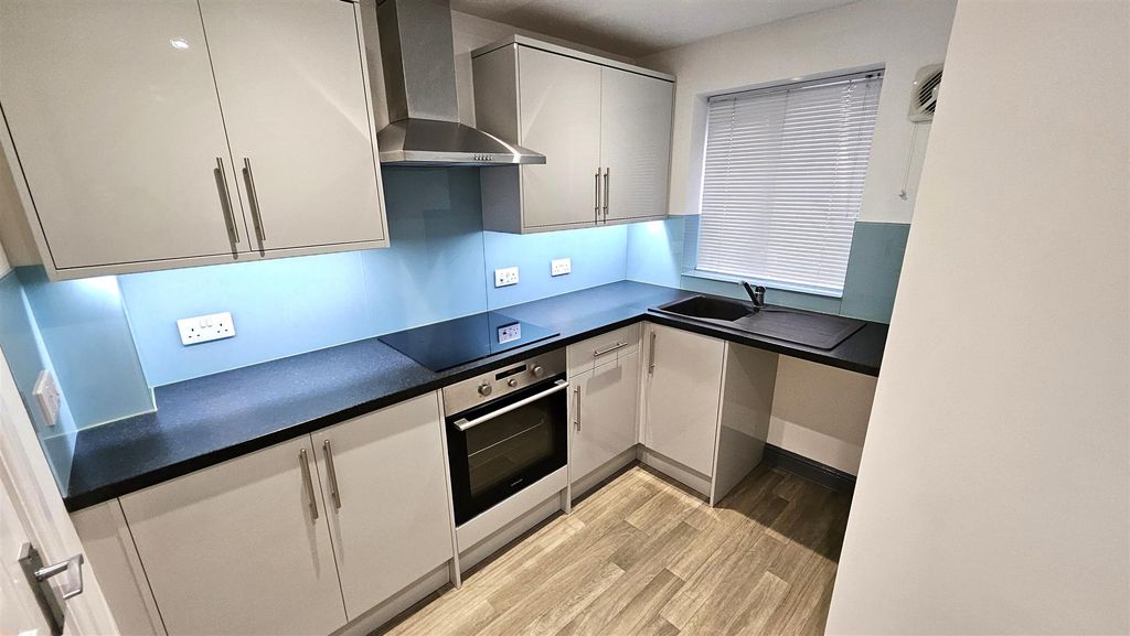 Property photo 3 of 7 Kitchen
