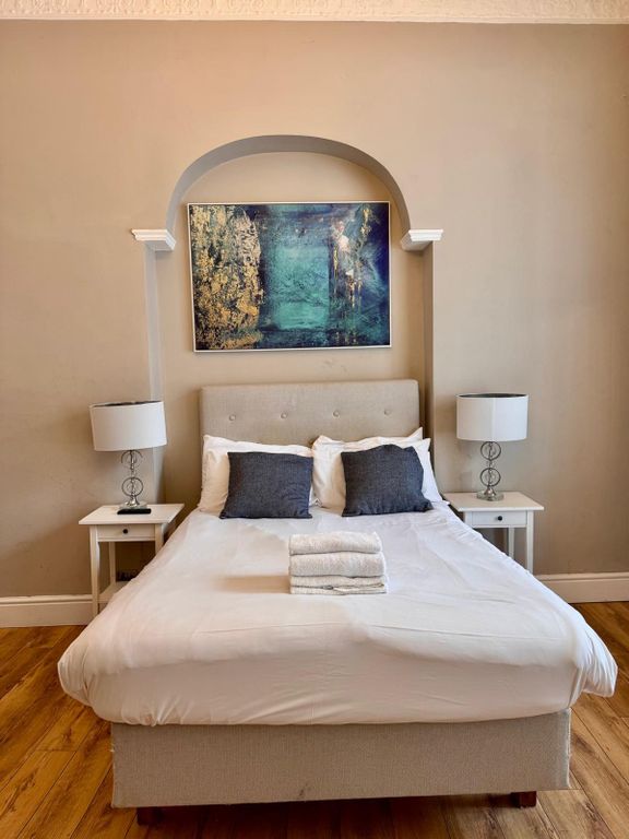 Property photo 2 of 6 Stylish Double Bed With Bedside Lamps And Artwork...