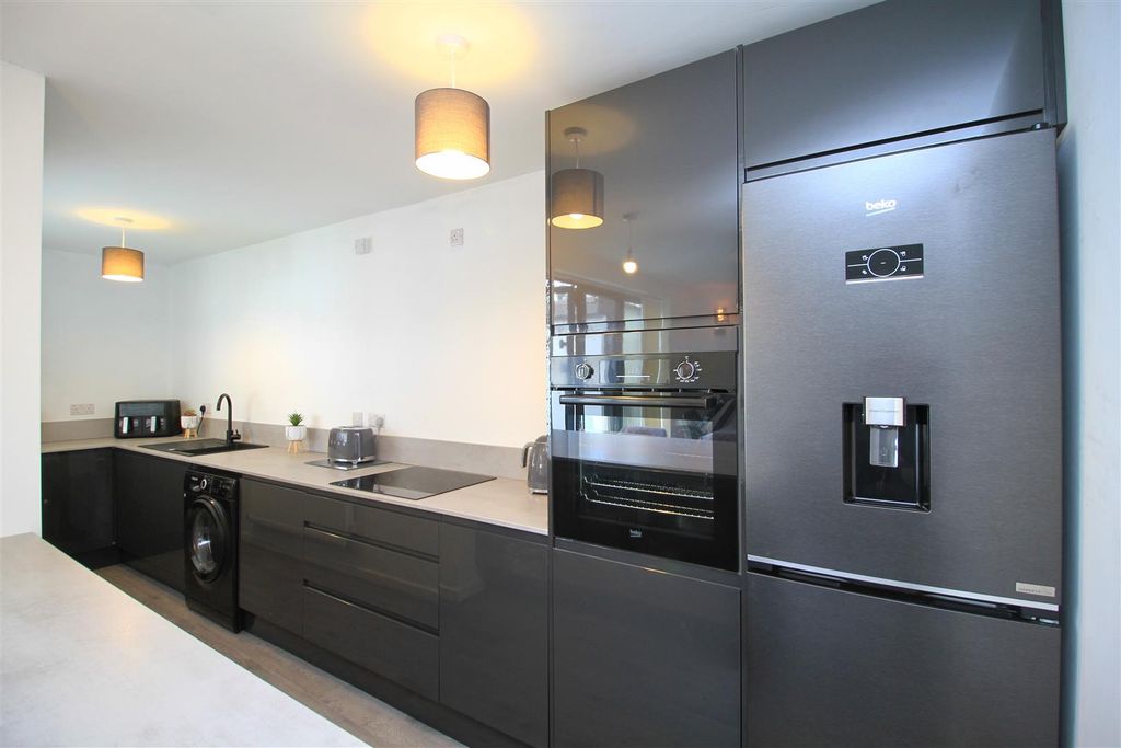 Property photo 3 of 18 Kitchen..Jpg