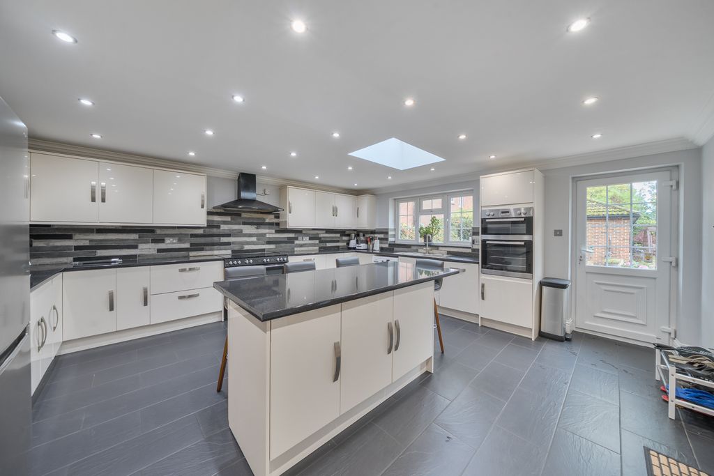 Additional image 10 of 6 bed detached house for saleNewlands Drive, Maidenhead SL6