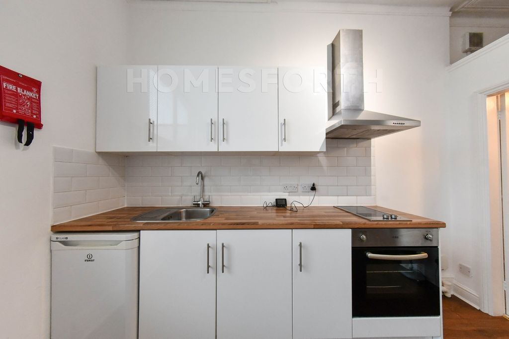 Property photo 3 of 8 Photo 4