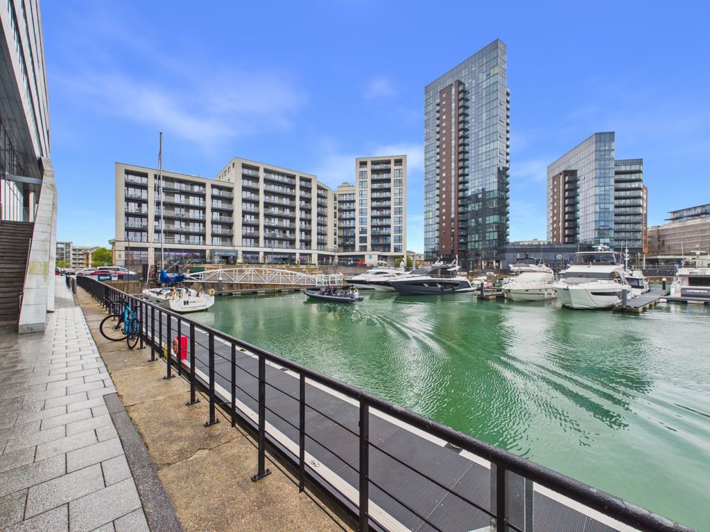 Property photo 1 of 9 Luxury 2-Bedroom Apartment With Marina Views In Alexandra Wharf, Ocean Village