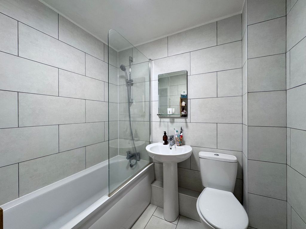 Property photo 2 of 10 Bathroom