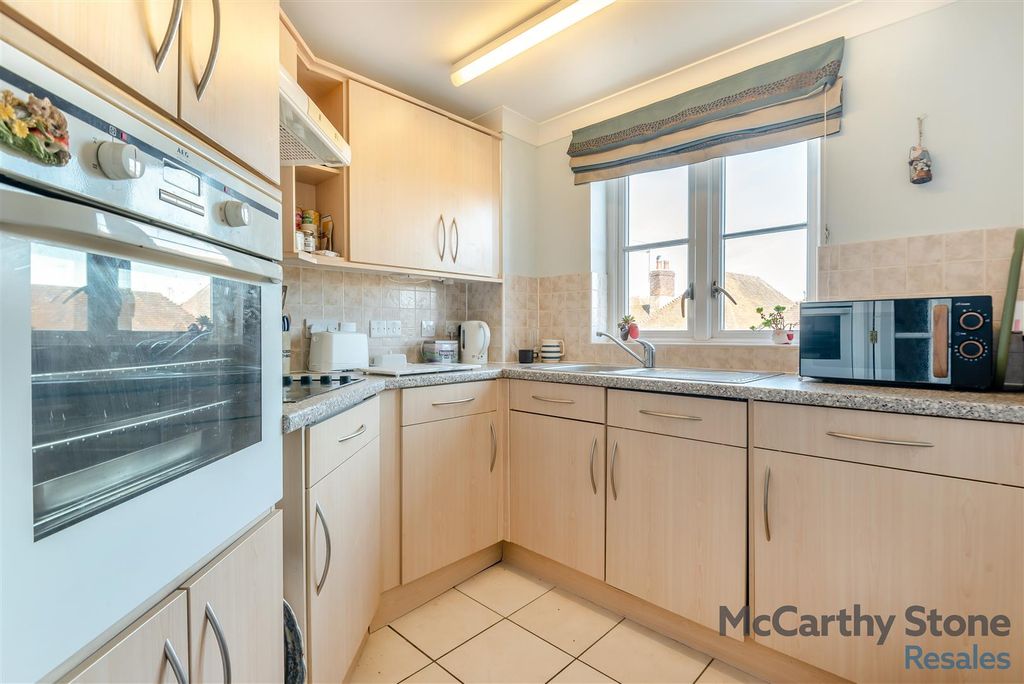 Property photo 3 of 12 8672121-Interior05.Jpg