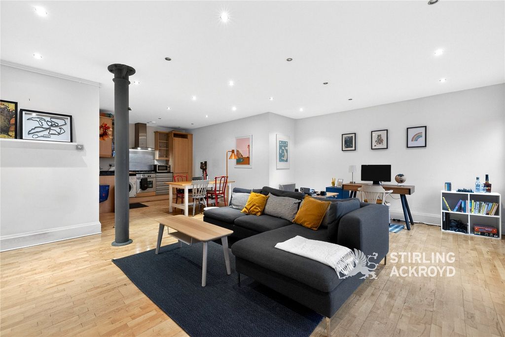 Property photo 3 of 15 Reception/Kitchen