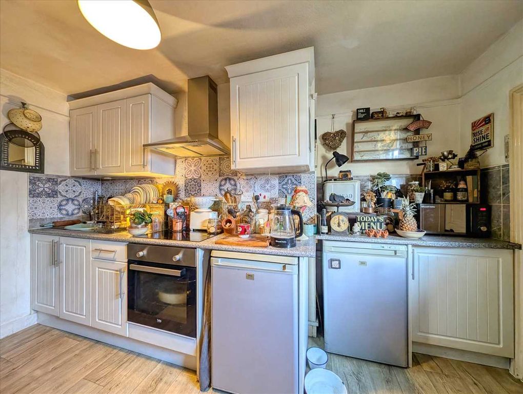 Property photo 2 of 11 Kitchen