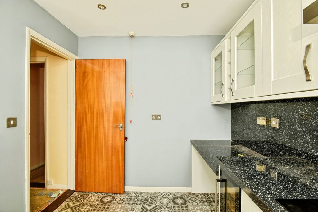 Property photo 3 of 10 Kitchen