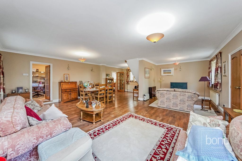 Property photo 2 of 28