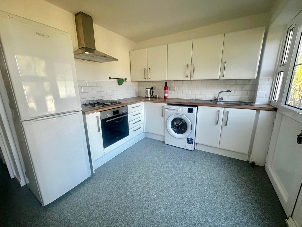 Property photo 3 of 10 Kitchen