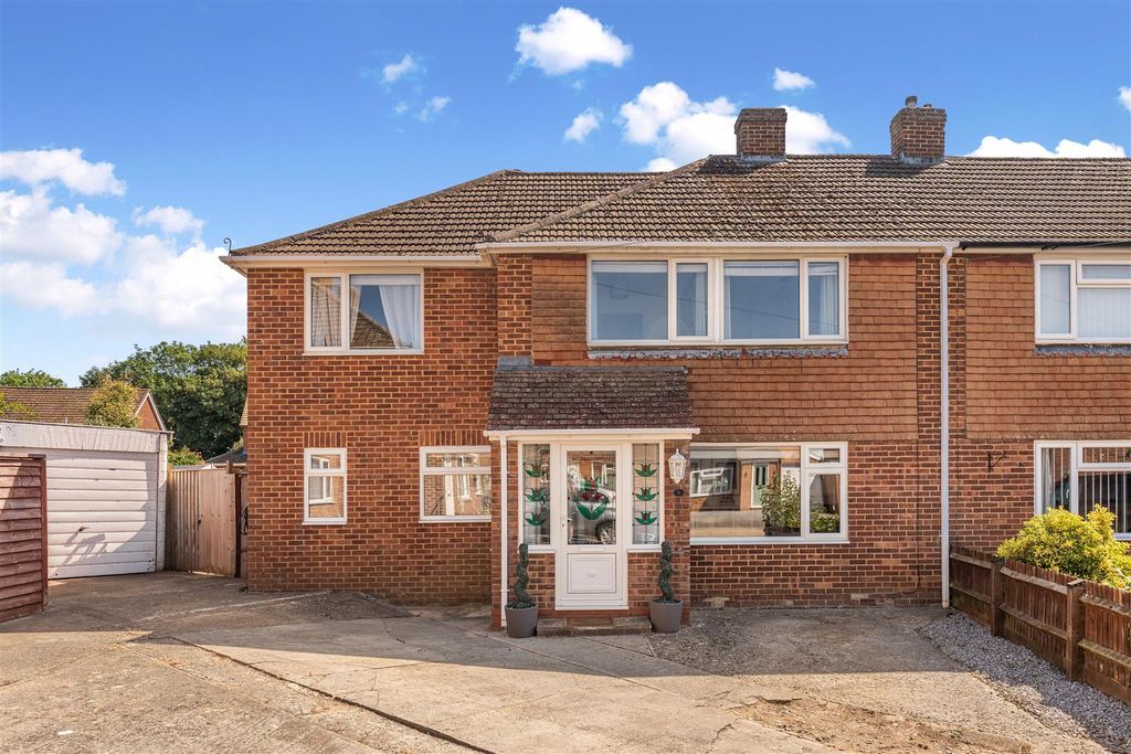 Property photo 1 of 23 8 Briar Close, Banbury-2.Jpg