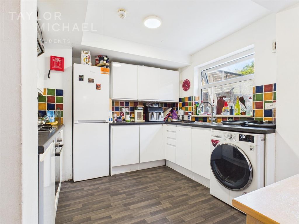 Property photo 3 of 19 Kitchen