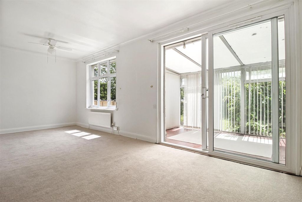 Property photo 3 of 17 Canterbury Road 83_005.Jpg