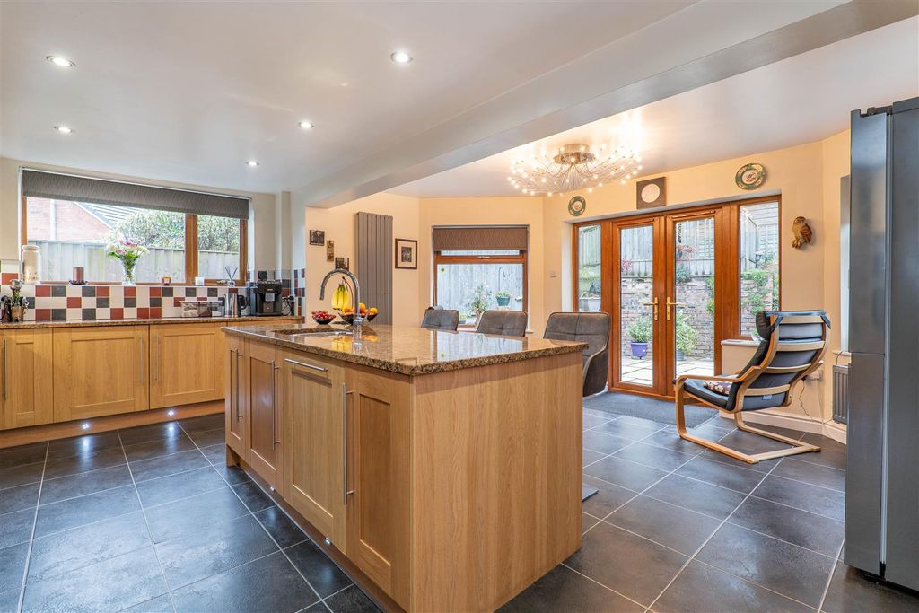 Property photo 3 of 33 Kitchen/Breakfast Room