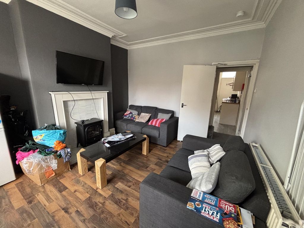 Property photo 1 of 9 A Spacious And Well-Maintained Living Room Featuri...