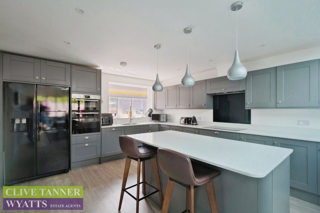 Property photo 2 of 19 Breakfast Kitchen