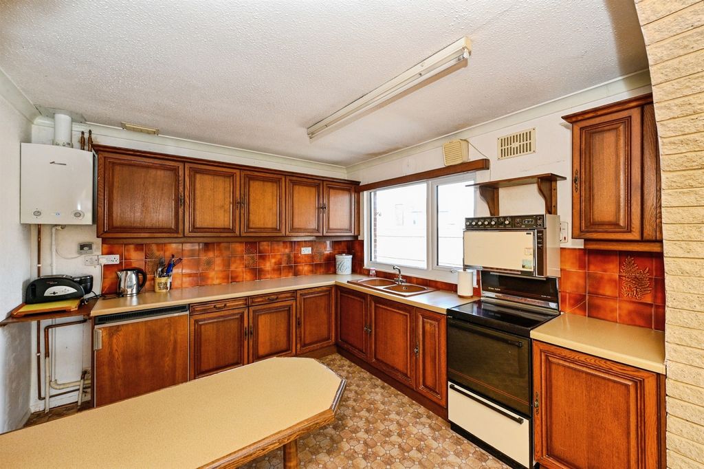 Property photo 2 of 21