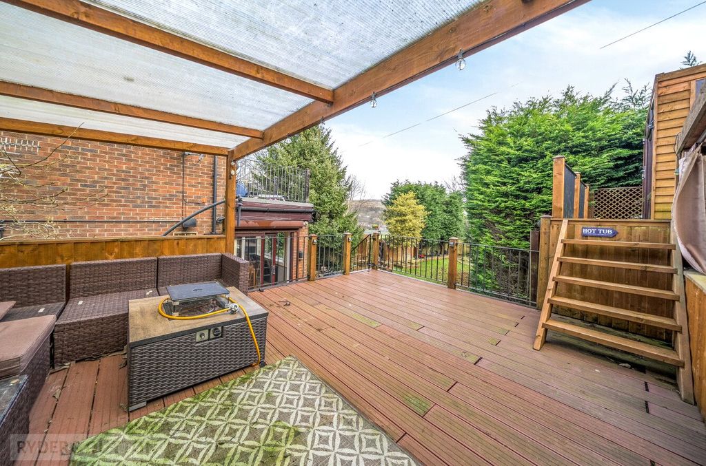 Property photo 3 of 29 Decking