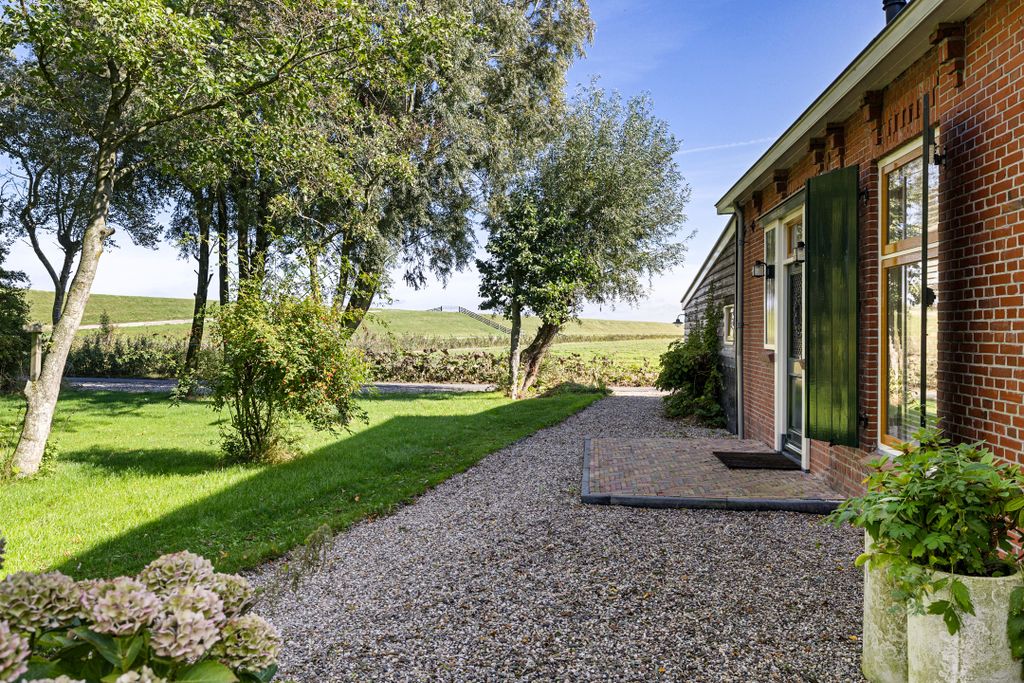 Property photo 3 of 81