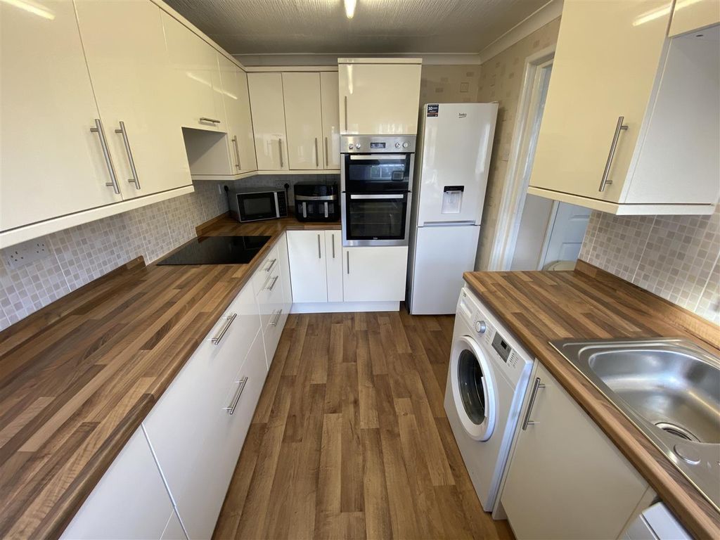 Property photo 2 of 11 Kitchen