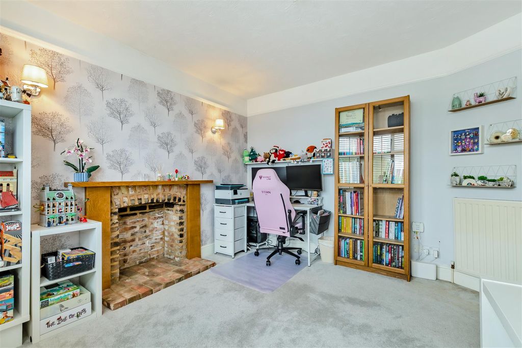 Property photo 3 of 20 Lounge